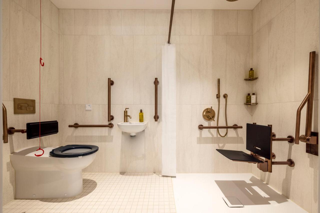 Virgin Hotels Εδιμβούργο Εξωτερικό φωτογραφία Disabled toilet with shower